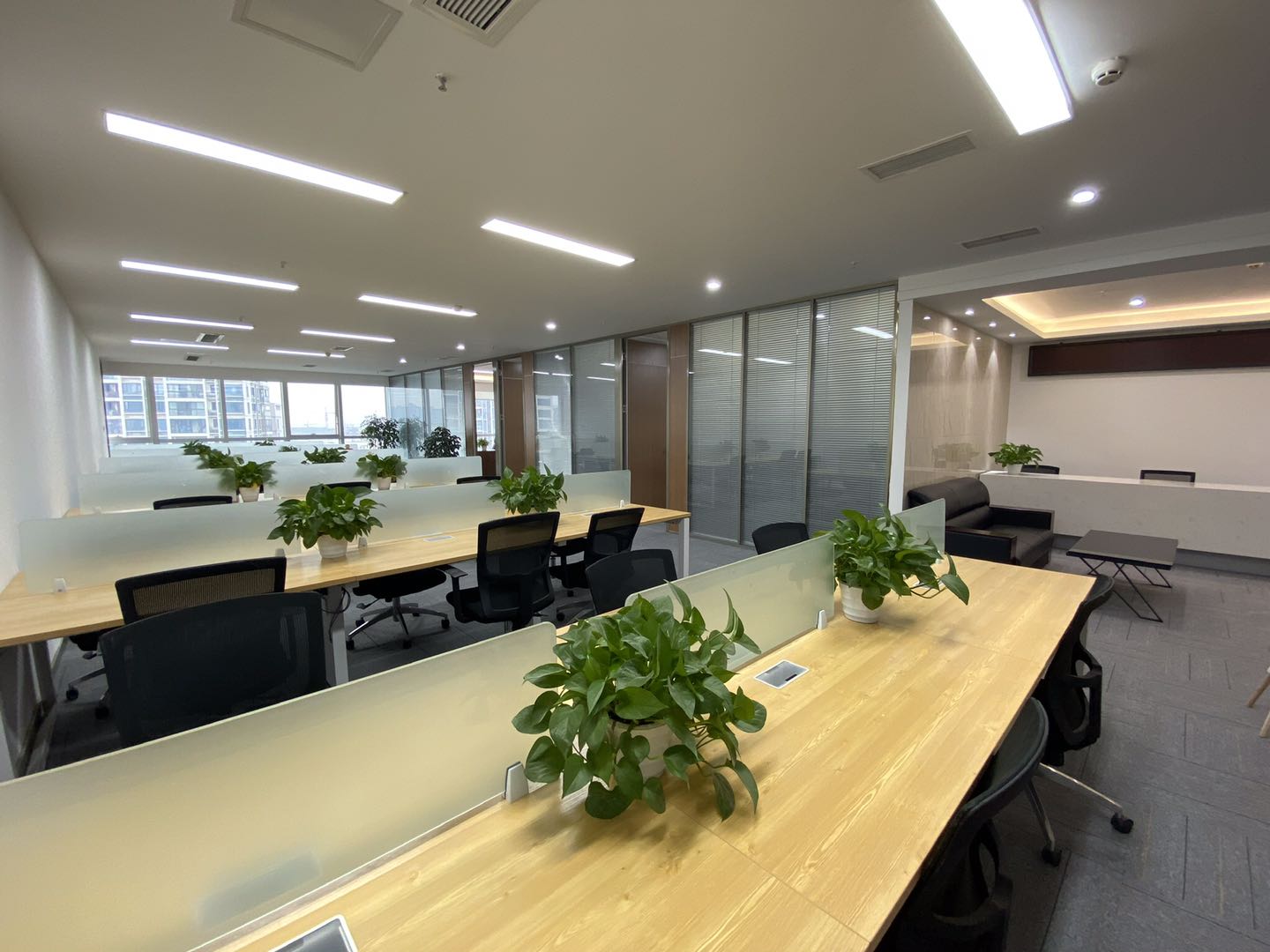 金融城商圈 ACC中航城市广场 326平米  户型方正 3隔间36工位