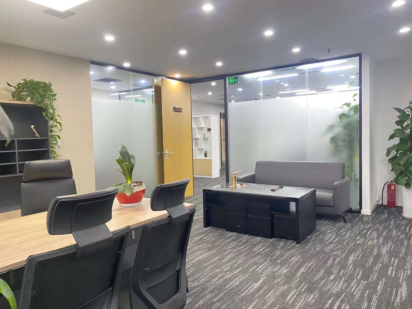 喜年广场 新出现代精装现房 3隔间12工位 朝向东北 户型方正