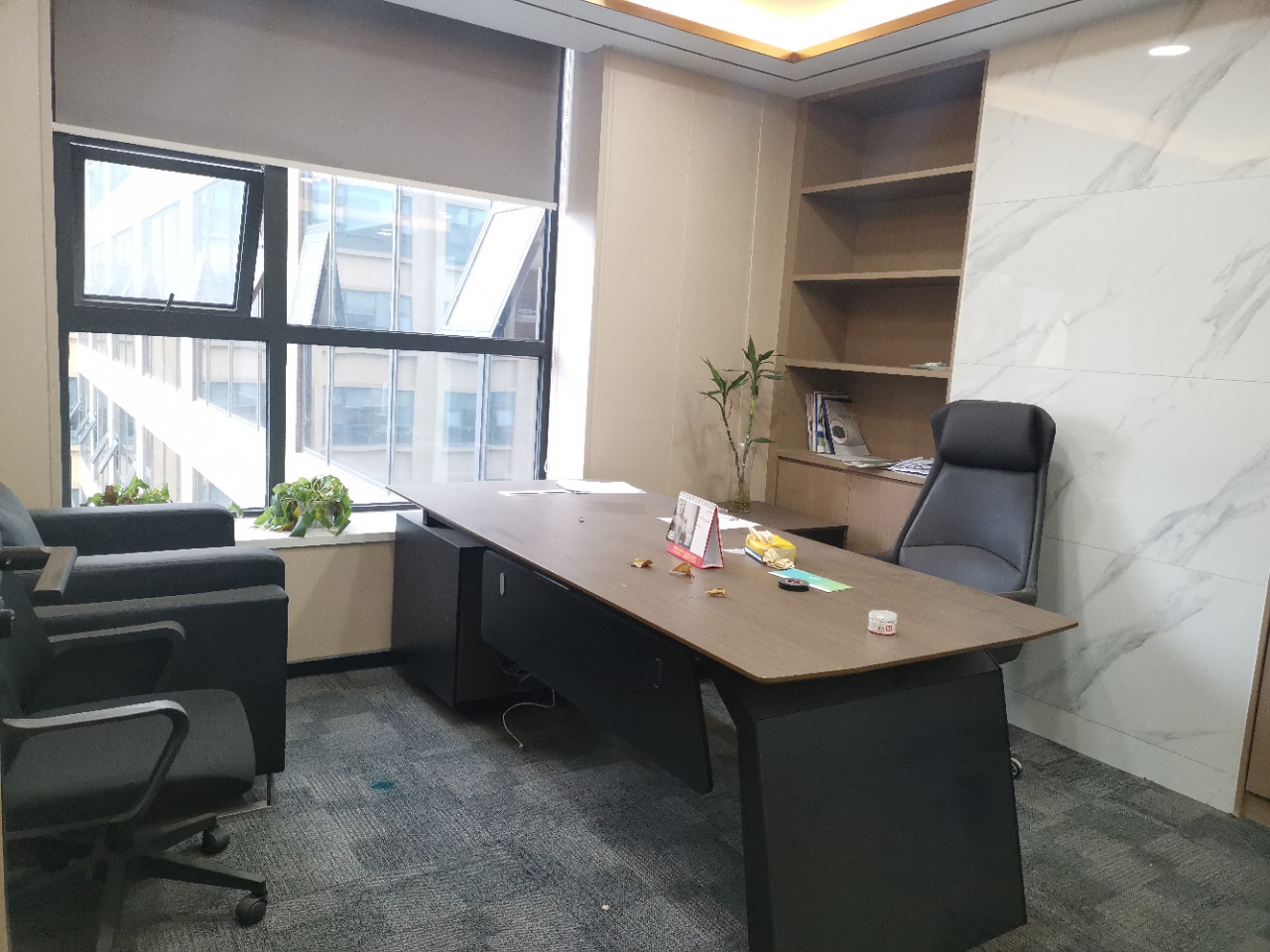 安格斯峰汇中心2隔间6工位小面积办公室精装带家具
