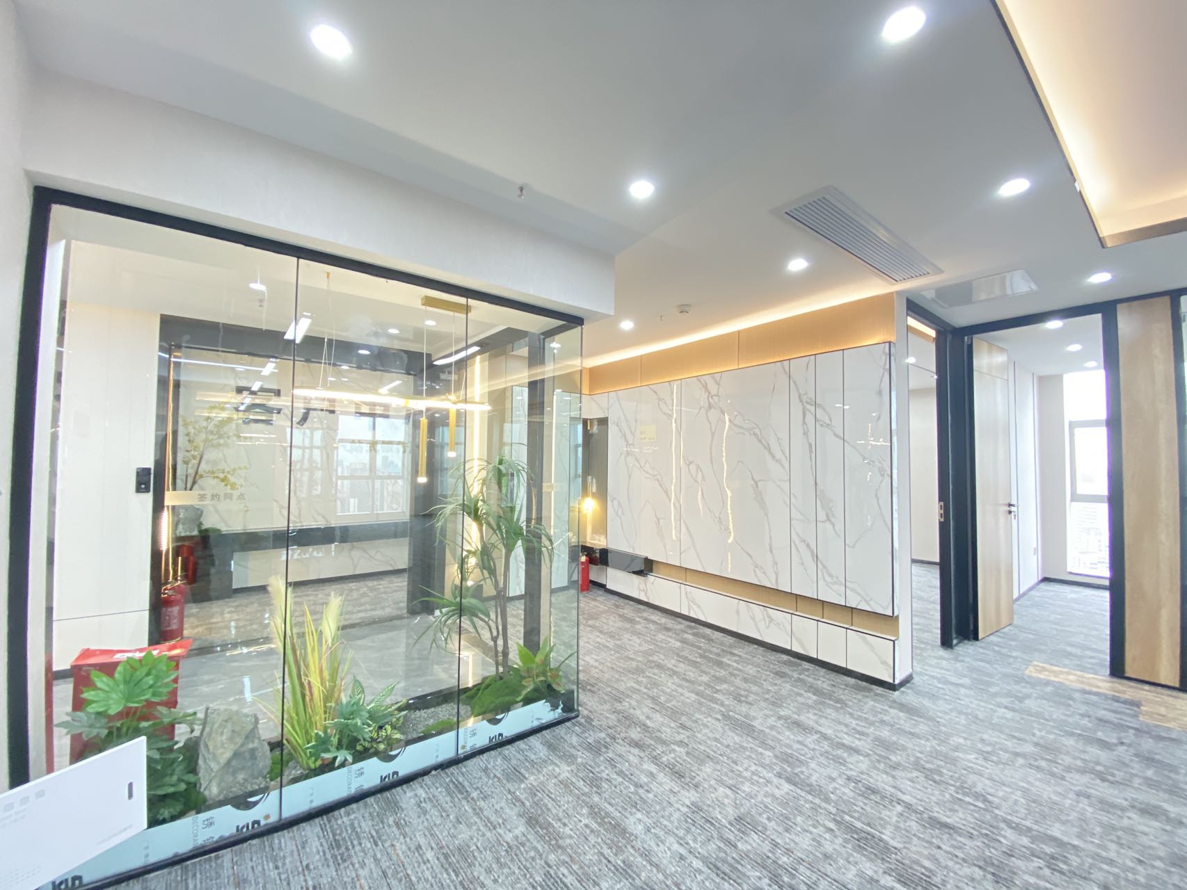 雄飞中心 3隔间24工位  市中心春熙路市二医院站 近地铁 采光通透 甲级写字楼 户型方正