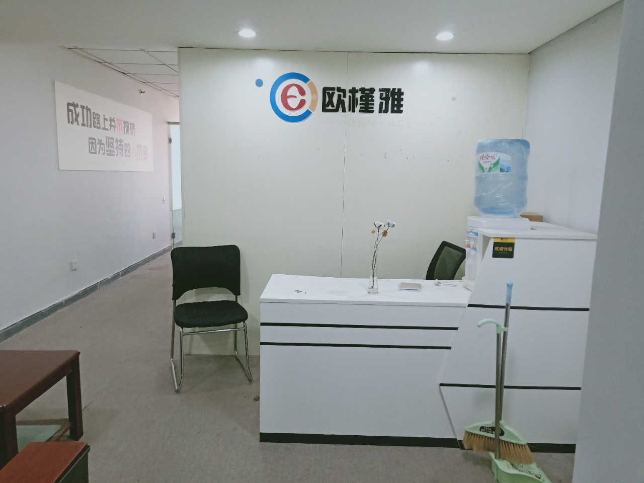 市中心青羊区顺城大街冠城广场56平精致小面积家具可定制1隔间8工位精装带家具现房特价无加时费