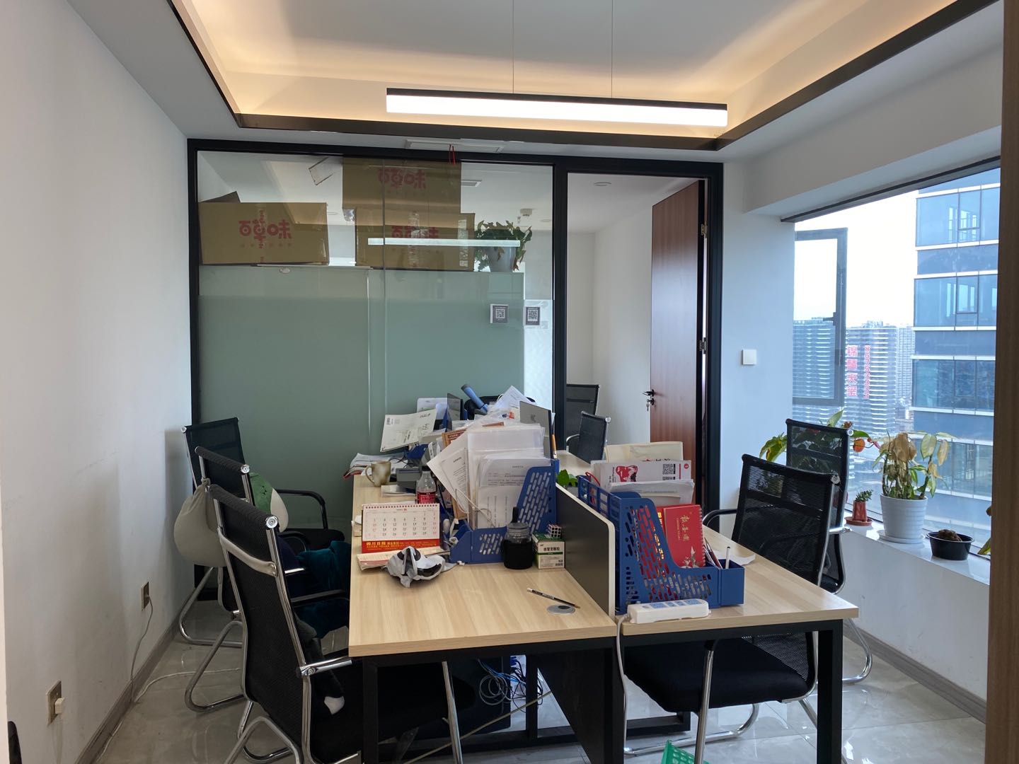金牛区茶店子龙湖紫宸精致小面积1隔间6工位精装带家具现房无加时费特价高区视野无敌采光