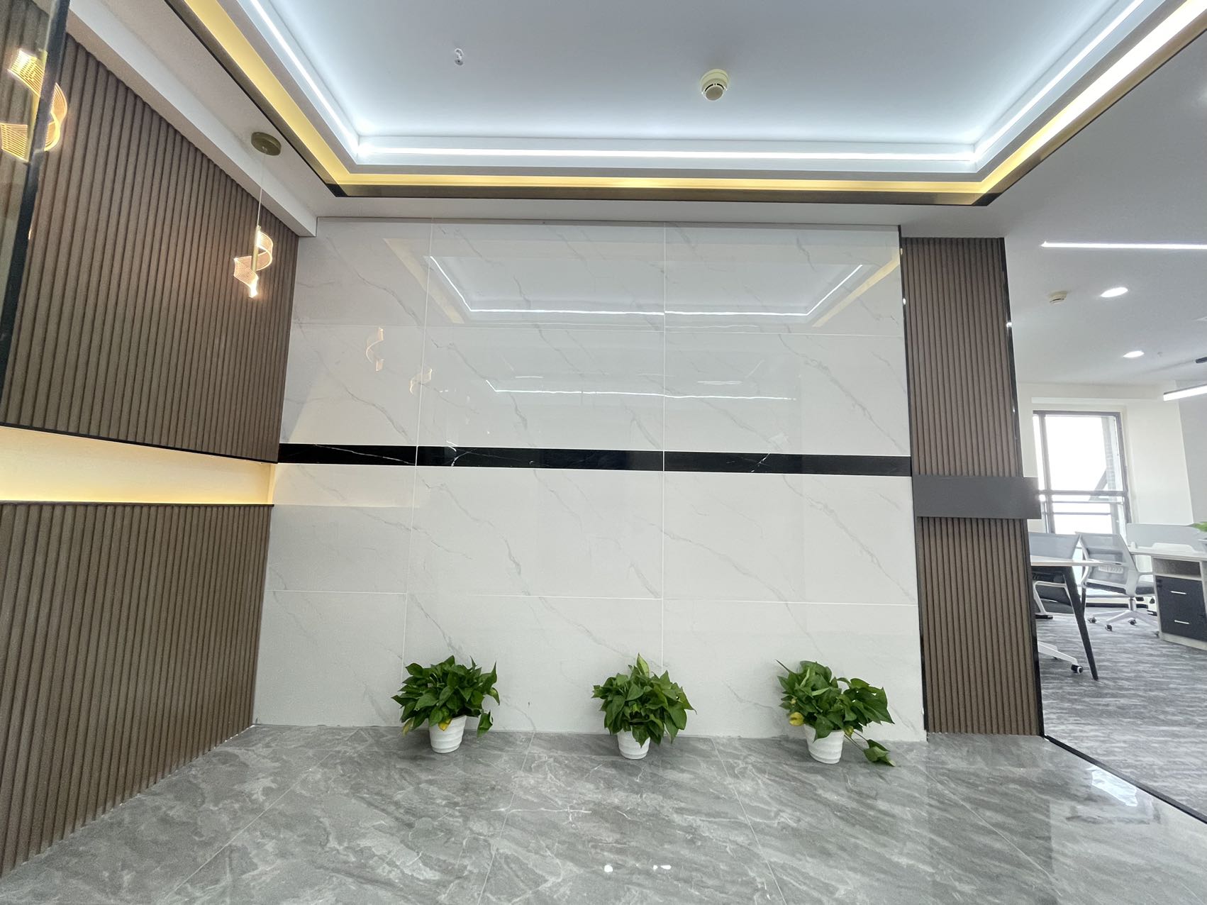 金牛区北一环飞大一号广场写字楼出租精装带家具340平5隔间30工位西北朝向特价70无加时费地铁口