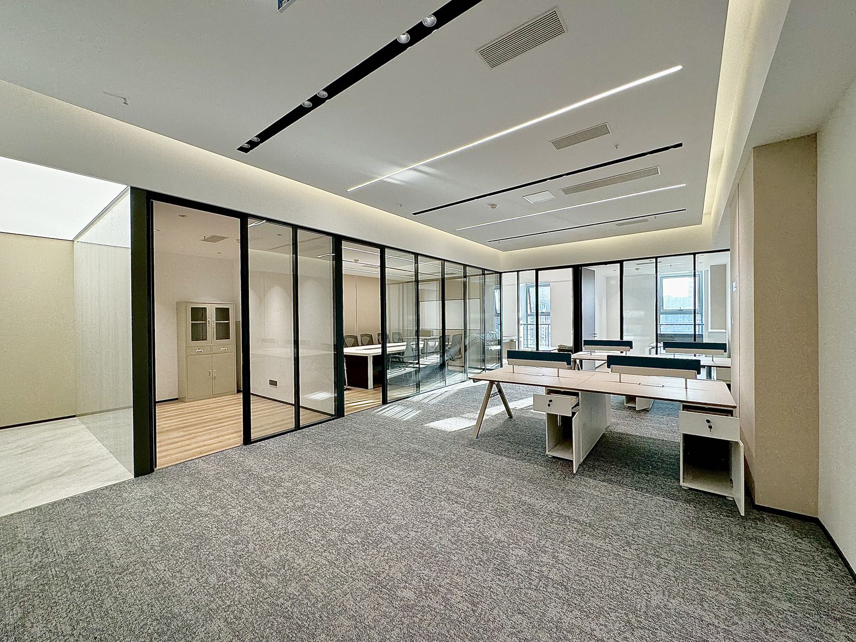 天府新区-海昌路地铁口 双地铁 4隔间18工位 精装带家具 含物业费 现代风 天府菁蓉大厦办公室出租