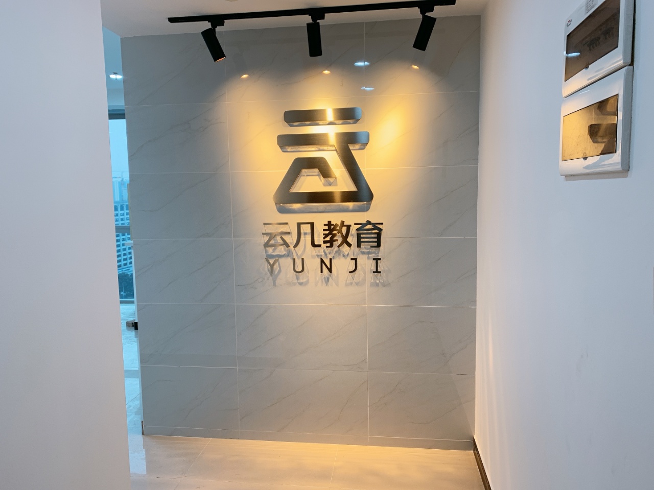 高新区天府三街福年广场写字楼出租60平8工位＋接待区精装带家具甲级写字楼现房地铁口无加时费双采光电梯口