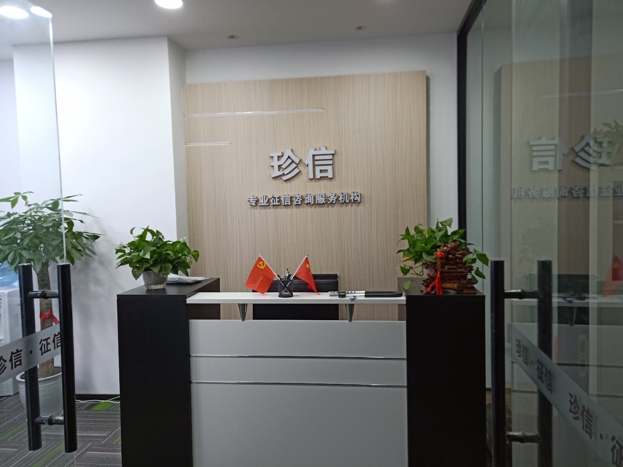 含物业 成华区火车东站地铁口梦魔方广场小面积办公室 精装带家具