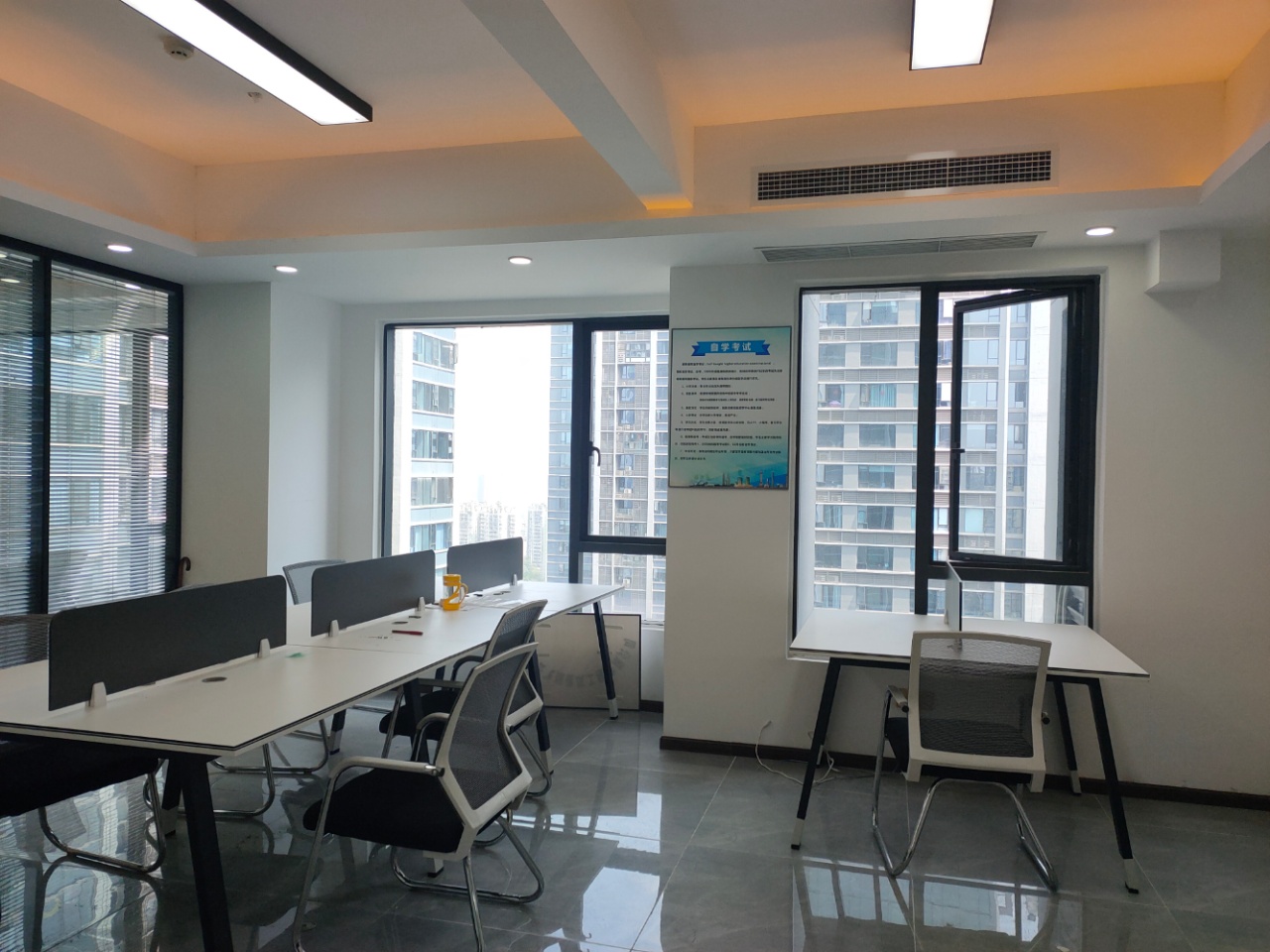 金牛区茶店子地铁口房源 首开龙湖紫宸香颂办公室 精装带家具