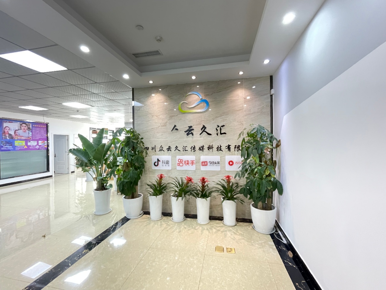 东方希望天祥广场3隔间30工位艺术装修带家具低公摊无加时费近地铁高品质写字楼采光通透近地铁低价双开玻璃门