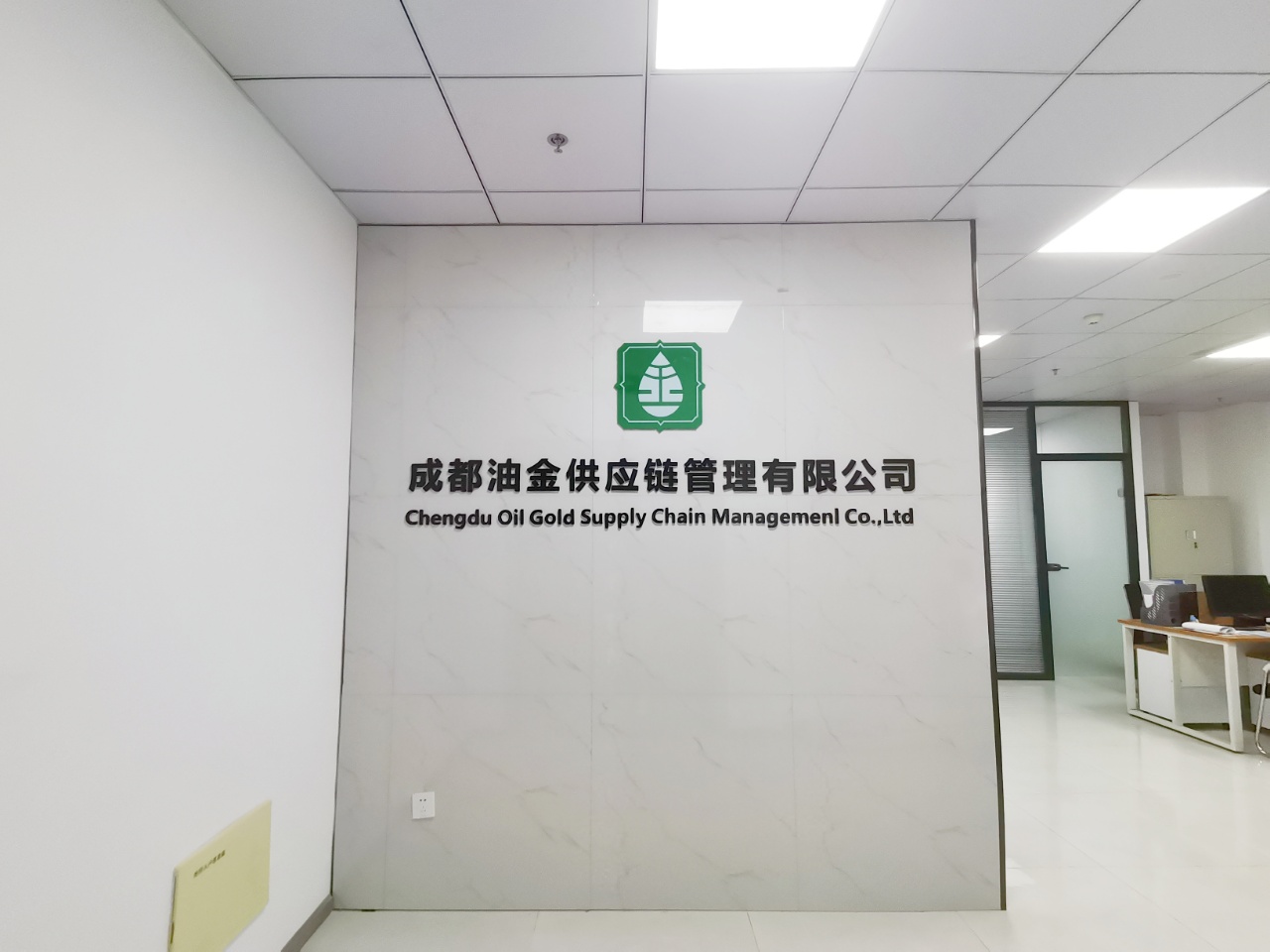 朝阳朗香广场精装带家具2隔间12工位小户型特价直租无中介费