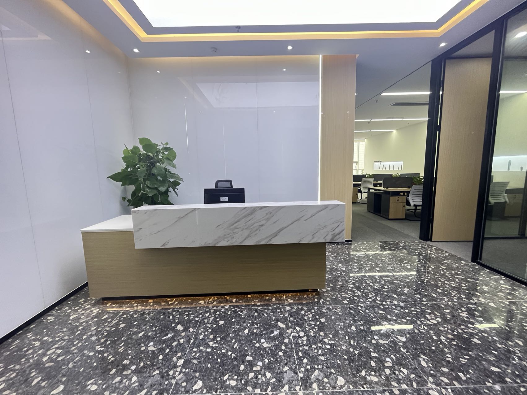 成华区龙潭市呈祥国际大厦精装260平办公室 全新装修带家具 户型方正
