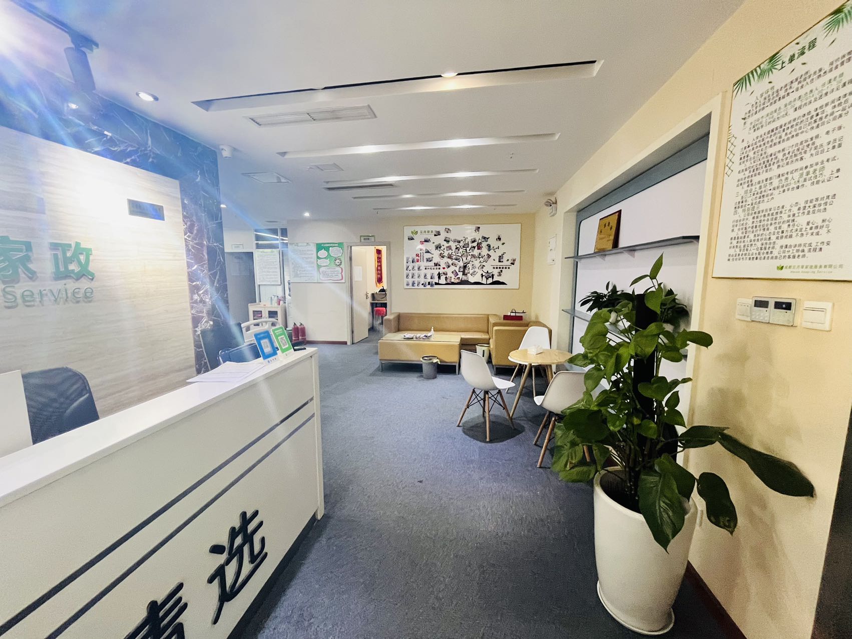 天府三街地铁口高新区CBD地段精装办公室新希望国际5隔间12工位