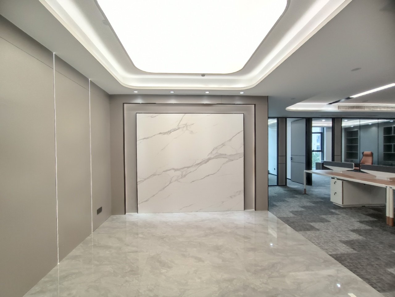 泰合国际金融中心3隔间20工位艺术装修带家具低公摊无加时费近地铁超甲级写字楼采光通透双开玻璃门电梯口