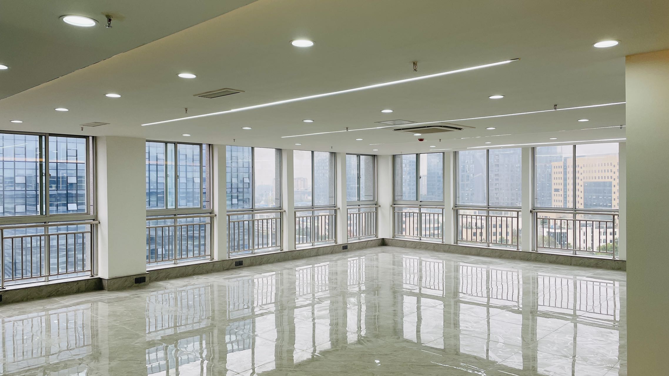 双面采光 利用率高 281平5隔间40工位 金周路 西物之芯|金牛区写字楼|金牛区办公室|租小团