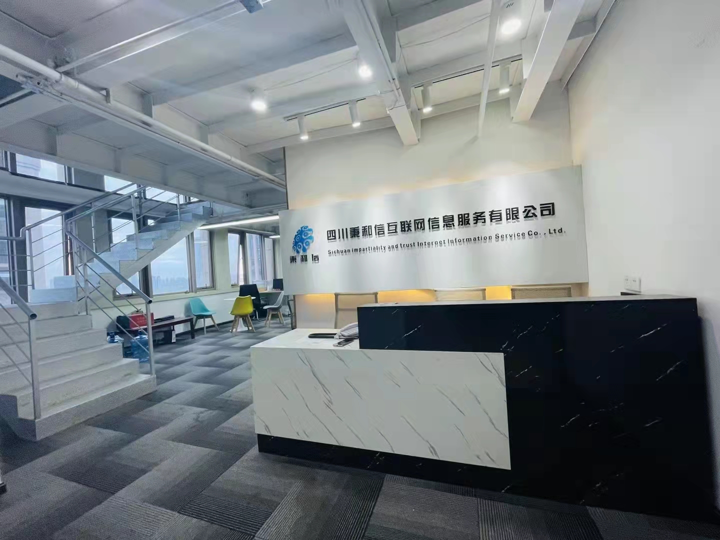 泰然环球中心跃层4隔间24工位艺术精装带家具4隔间24工位双面采光