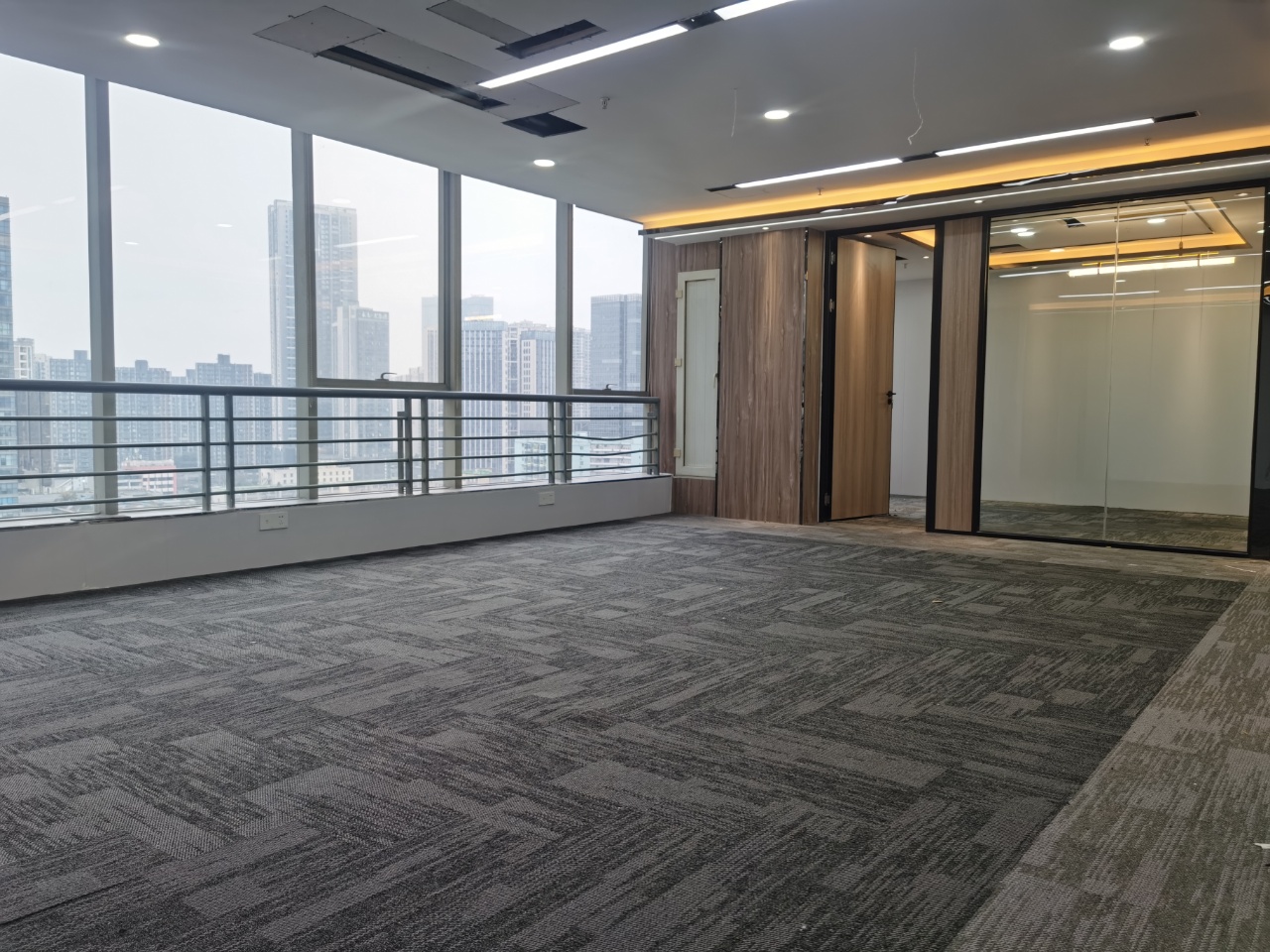 锦江区东门大桥地铁口 176.5平 3隔间20工位 利用率高 拎包入住 东方广场