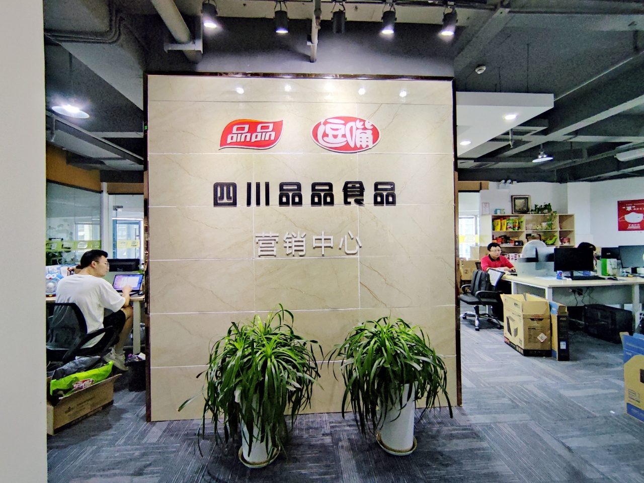 无空调加时费中坝地铁口西环广场超大采光面朝南4隔间32工位