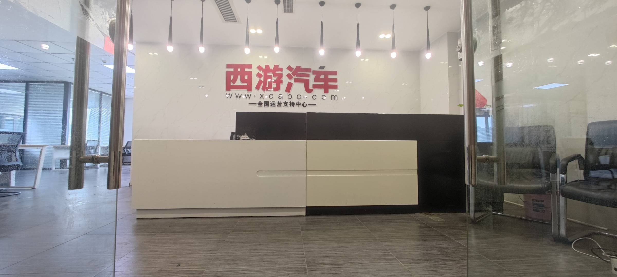 高新区新世纪环球中心380平精装大面积办公室 精装带家具 电梯口房源