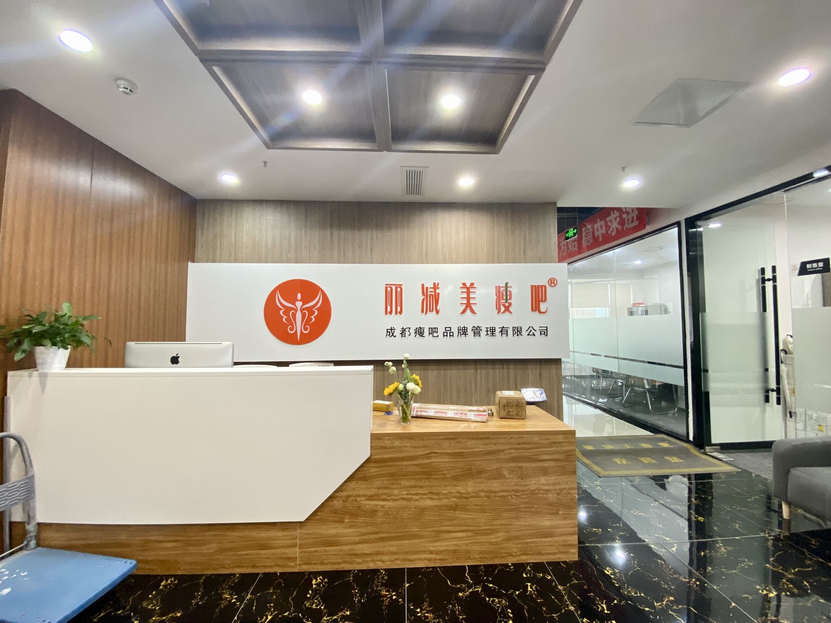 环球中心东区朝外 视野巴适 4隔间 22工位 报价含物业户型方正 精装带家具|高新区写字楼|高新区办公室|租小团