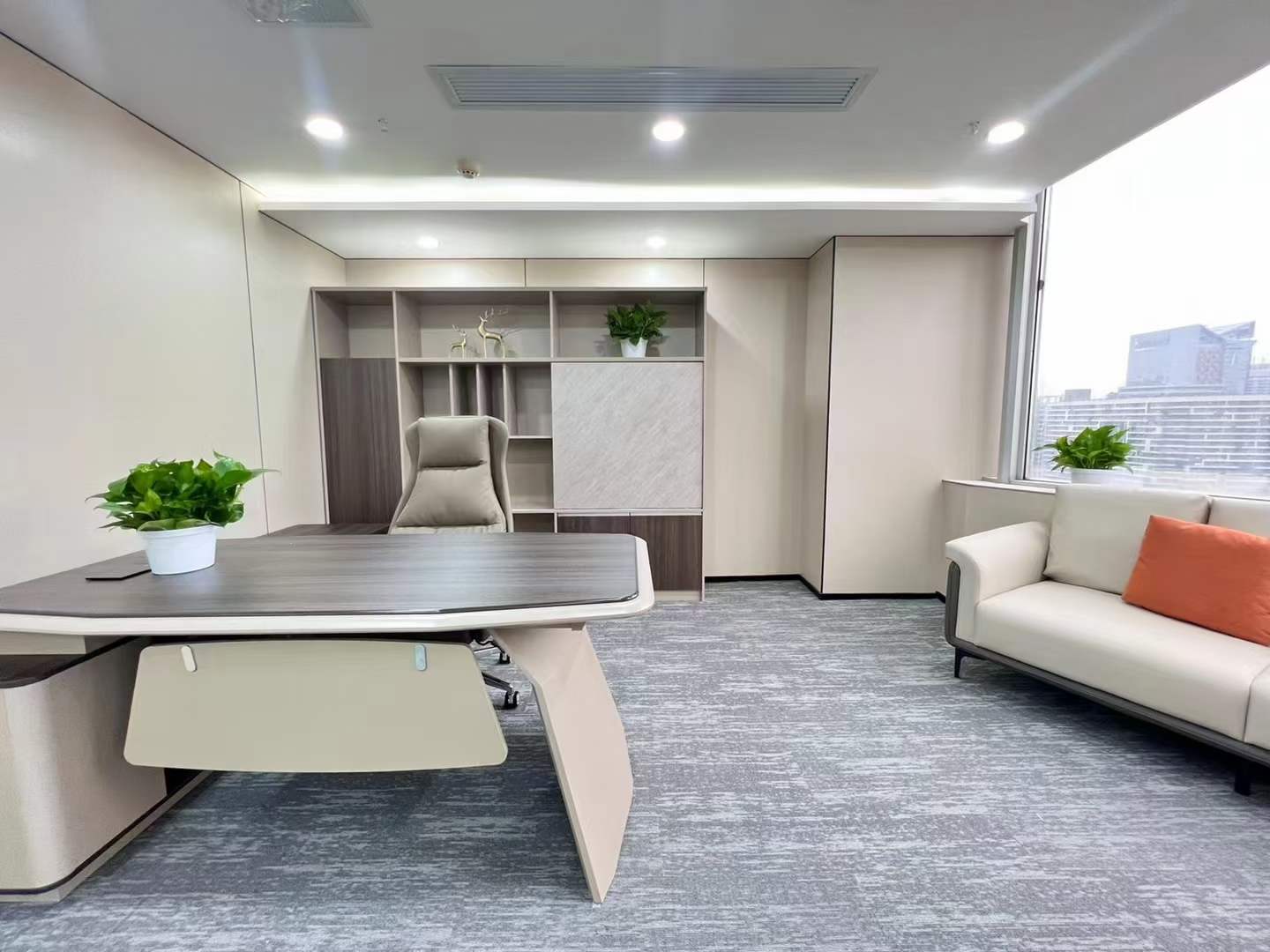 市中心春熙路性价比高房源 248平 4隔间24工位 户型方正 拎包入住 友谊广场