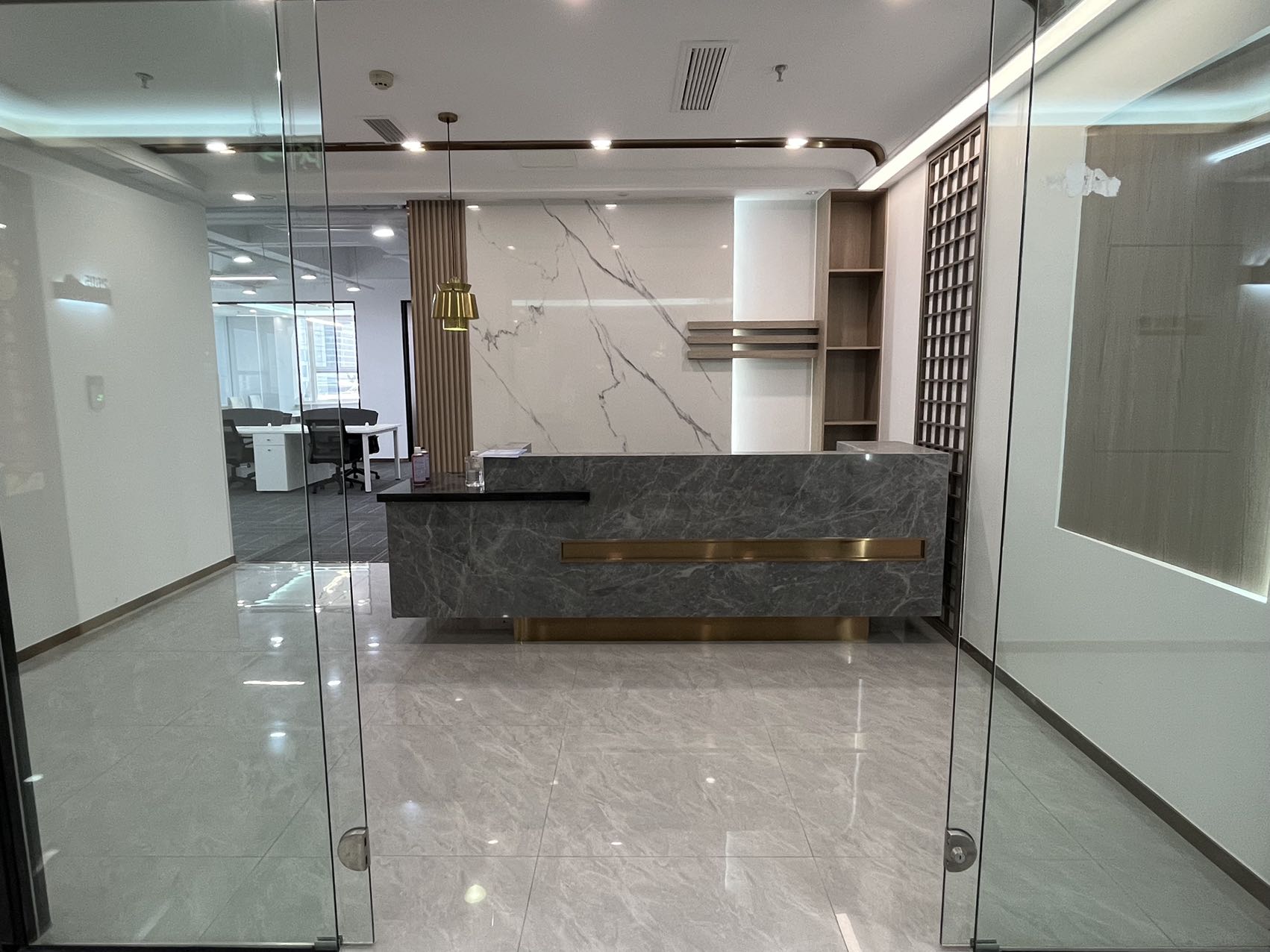 友谊广场市中心4隔间24工位艺术装修带家具低公摊无加时费近地铁甲级写字楼采光通透双开玻璃门大气前台