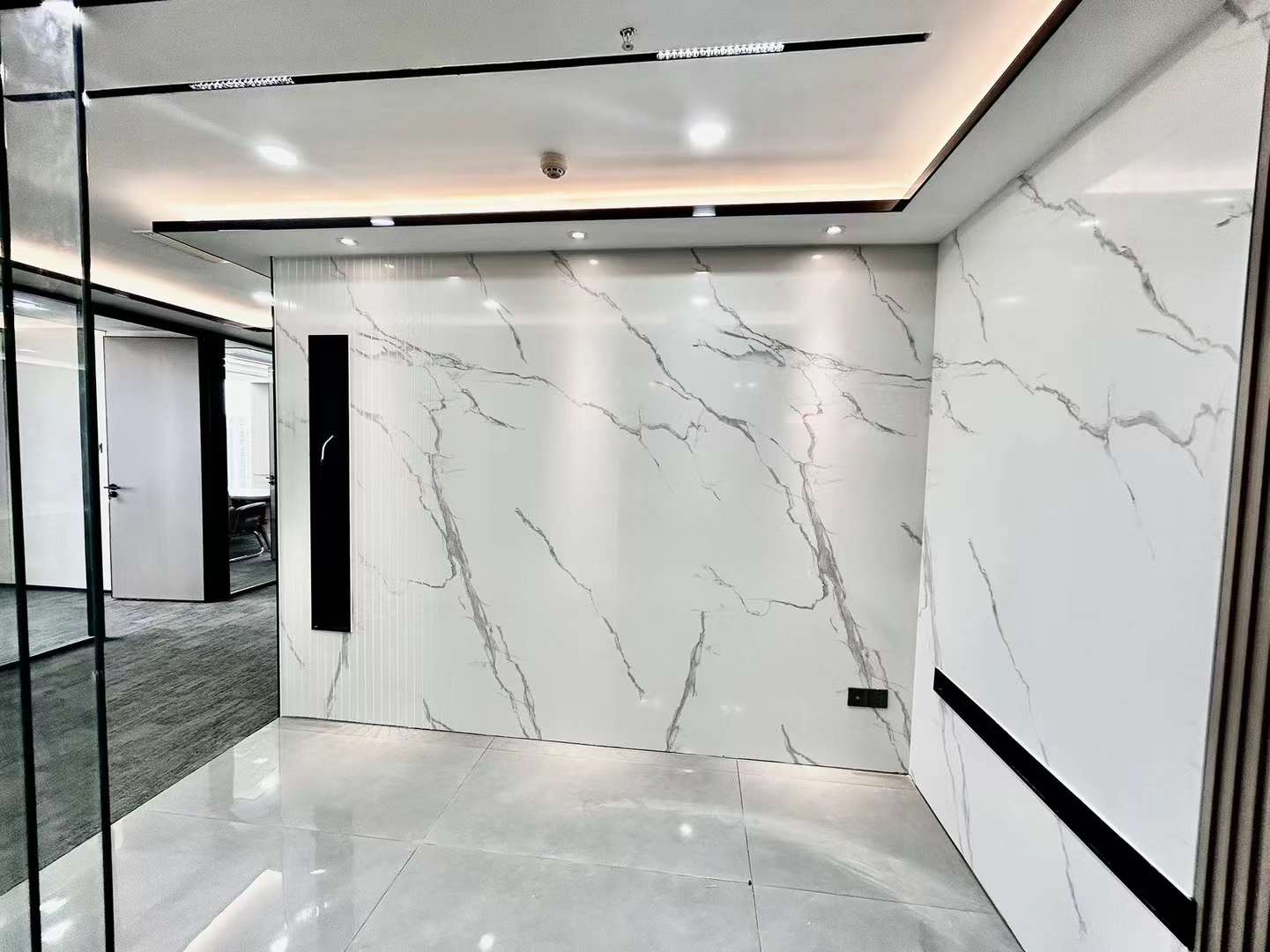 市中心东门大桥铁口 2隔间12工位 报价含物业费 无加时费 拎包入住 东方广场办公室出租|锦江区写字楼|锦江区办公室|租小团