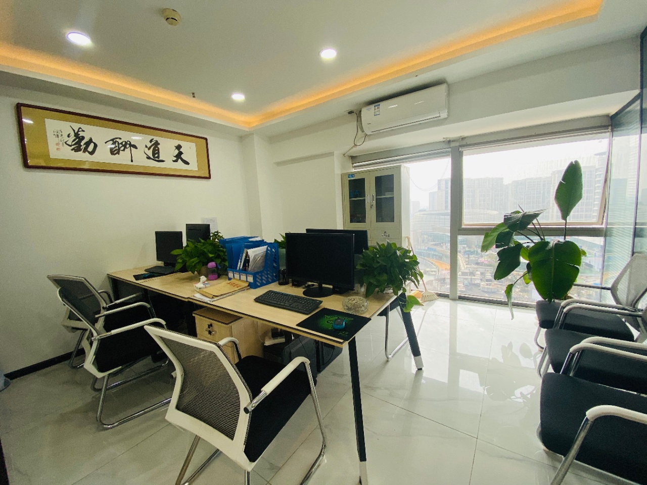青羊区中坝地铁口小面积 2隔间6工位 采光好 拎包入住 西环广场  成都写字楼租赁
