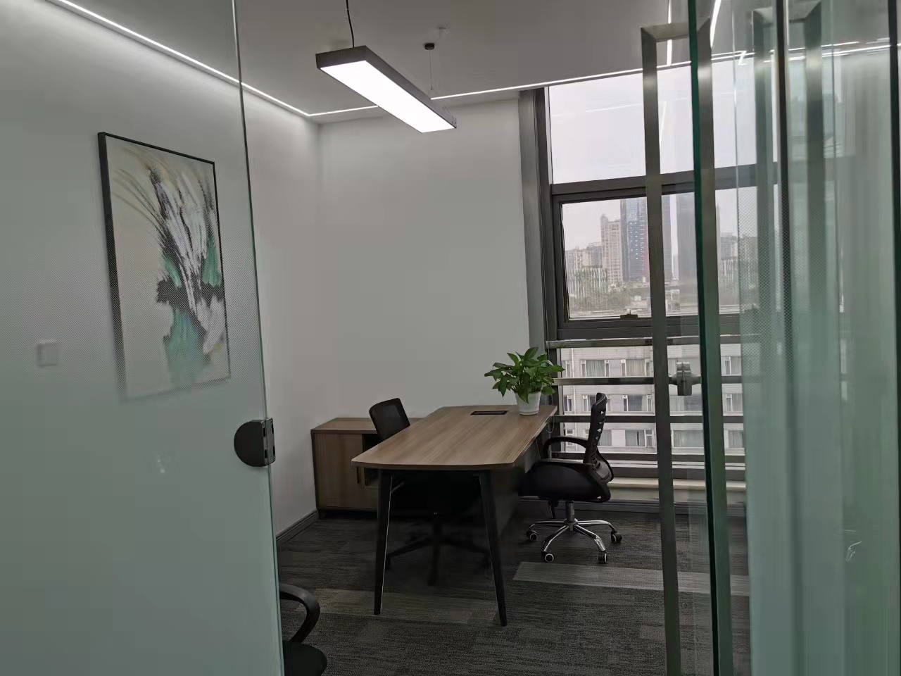 锦江区天府广场东大街阳光金融大厦2隔间8工位办公室 精装带家具