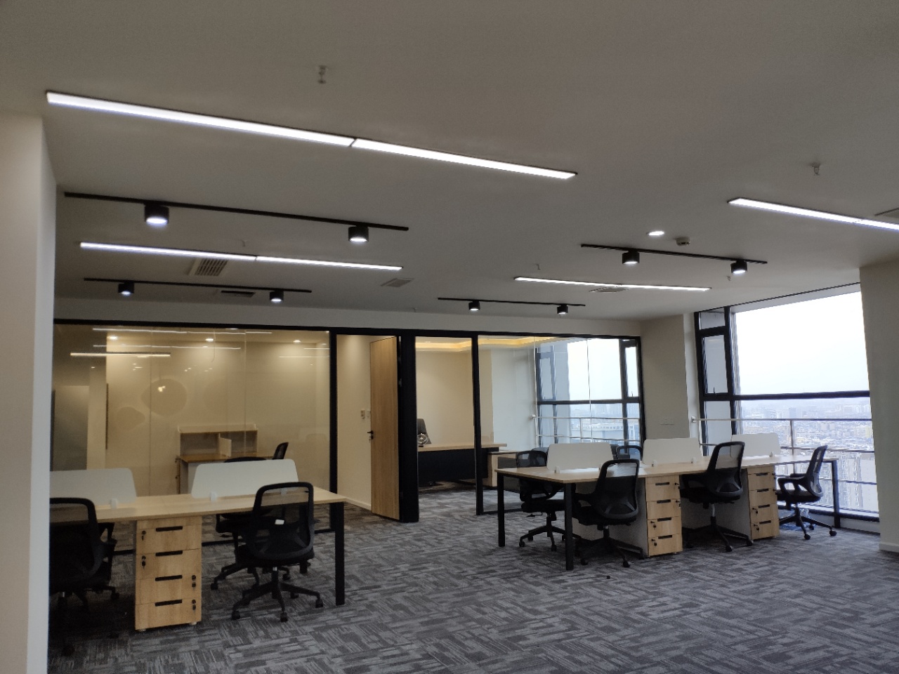 武侯区桐梓林火车南站康普雷斯写字楼出租 3隔间24工位带 精装带家具