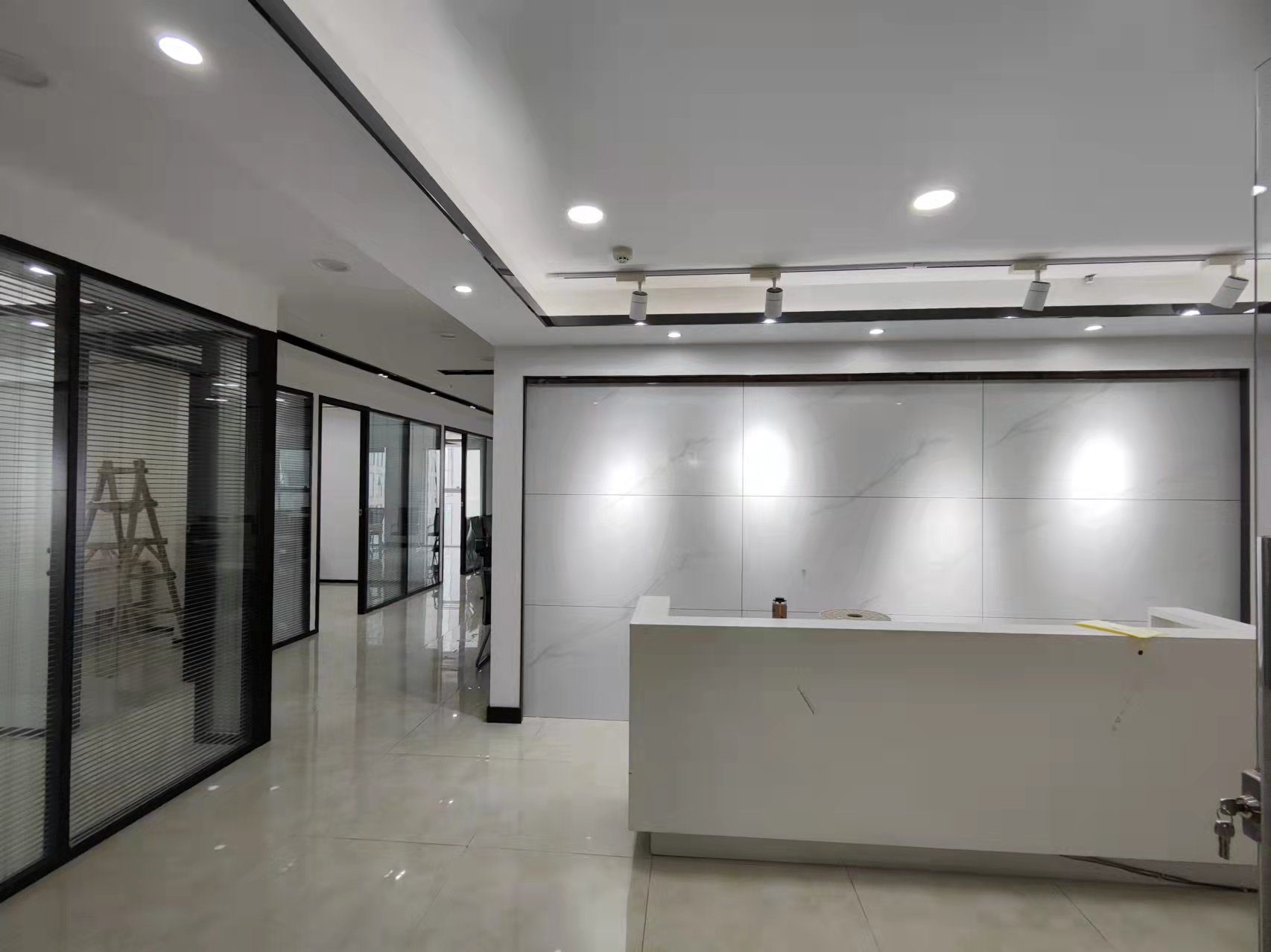 珠宝中心4隔间35工位采光通透精装修带家具低公摊无加时费双开玻璃门|金牛区写字楼|金牛区办公室|租小团