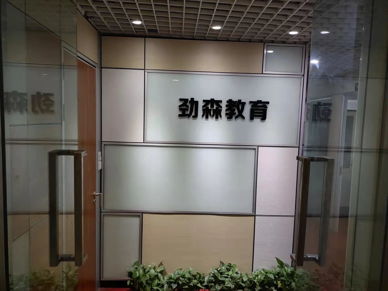 高新区天府三街蜀都中心写字楼出租76平3隔间＋接待区精装带家具限时特价出租地铁口精装小面积无加时费