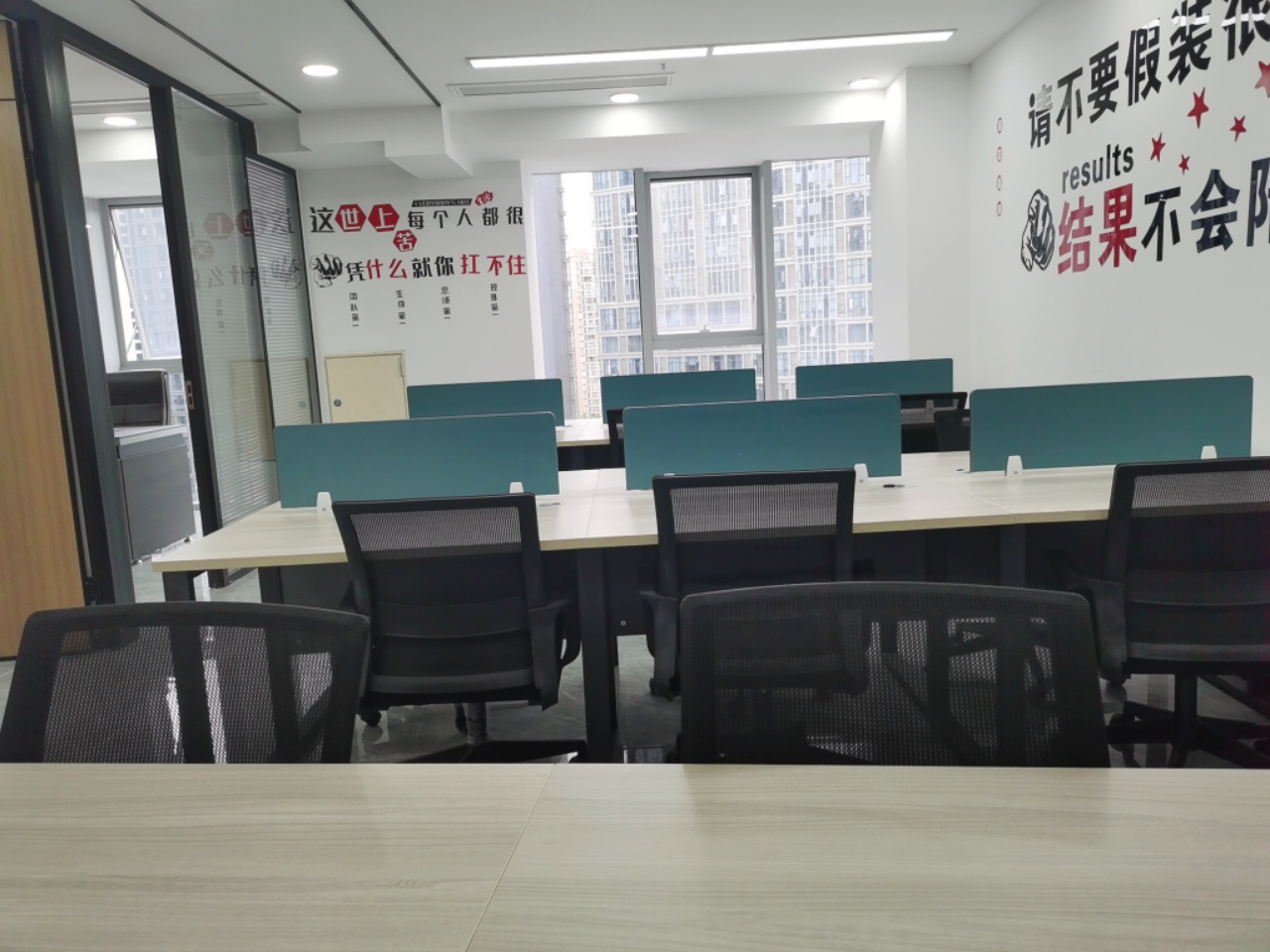 成华区奥园广场双店路7号线地铁口 电梯口位置