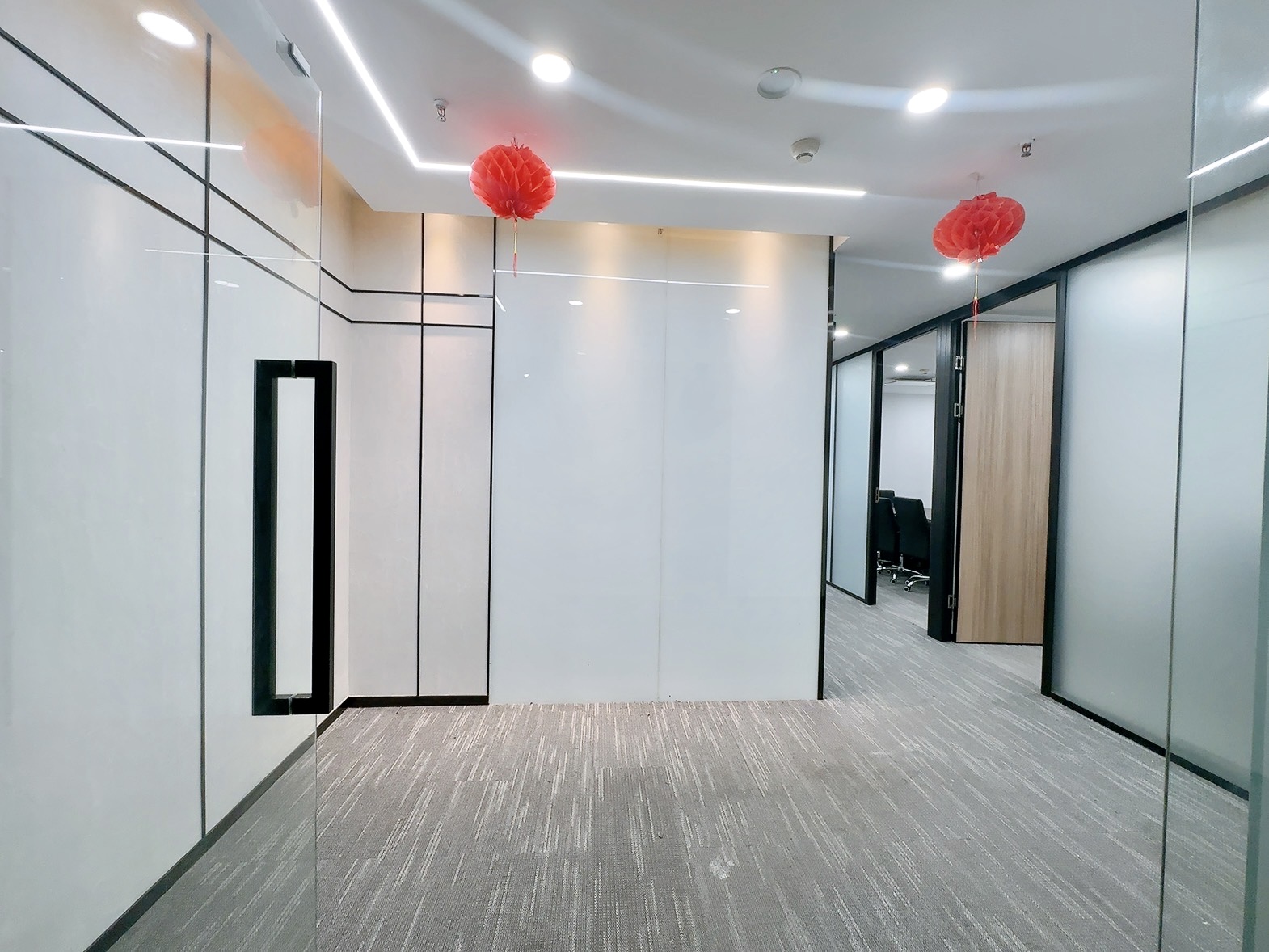 春熙路甲级写字楼 无加时费 158平 3隔间16工位 利用率高  精装带家具 时代广场办公室出租