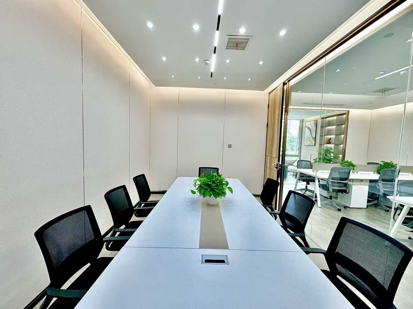 高新区双地铁口 118平 4隔间12工位 利用率高 精装带家具 低区 24小时空调 晶科一号办公室出租