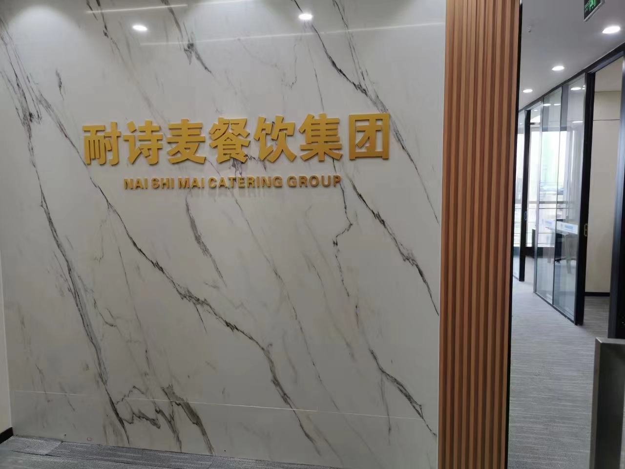 春熙路地铁口时代广场3隔间12工位艺术精装带家具高区采光发的特价在租