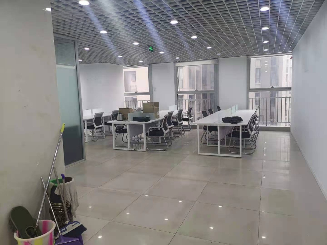 金牛区人民北路地铁口金牛万达甲级写字楼精装办公超大会议室户型方正两面采光4隔间22工位
