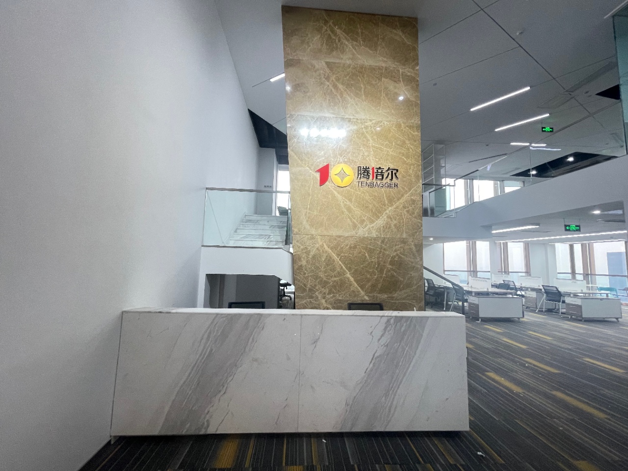 东方希望天祥广场 5隔间14工位采光通透精装修带家具甲级写字楼低公摊无加时费双开玻璃门大气前台