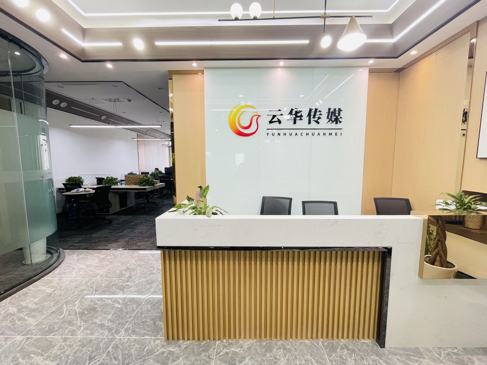 高新环球中心 1号线锦城广场站直达4隔间12工位 采光好 现代精装电梯口|高新区写字楼|高新区办公室|租小团