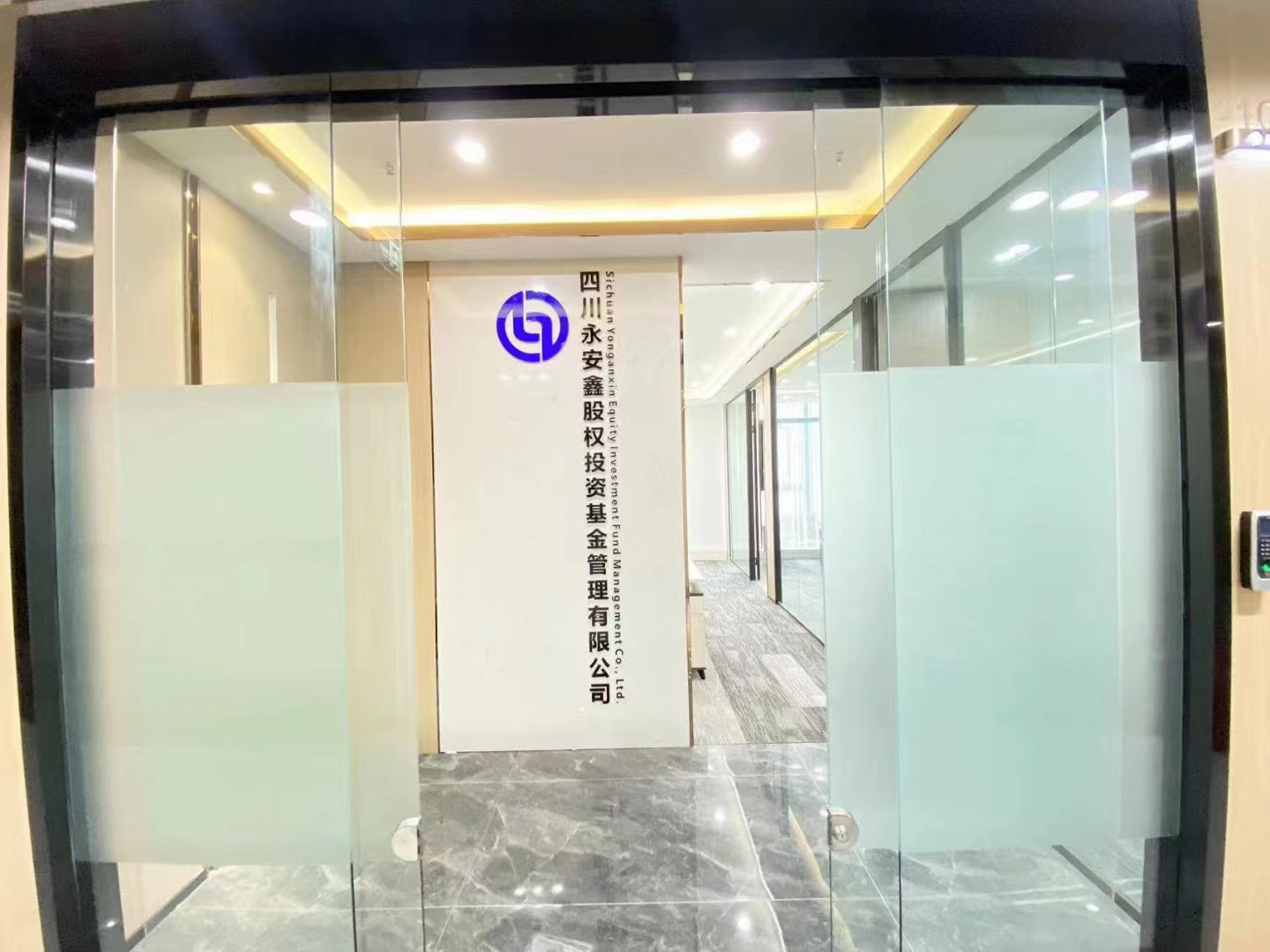 成华区成华大道华宇旭辉锦绣广场 博汇大厦2隔间8工位精装办公室出租 带家具