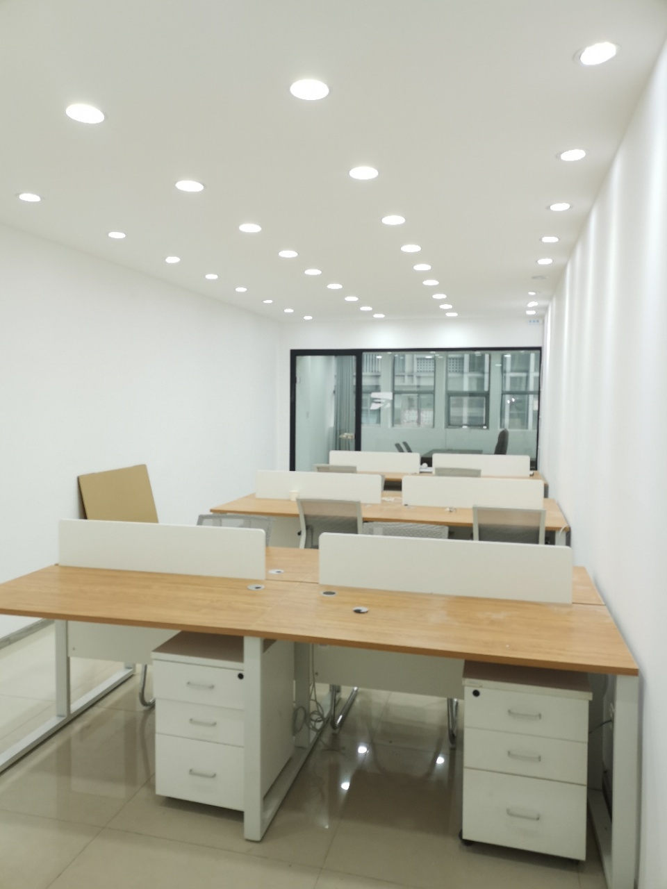 理想中心1隔间8工位采光通透精装修带家具低公摊无加时费双开玻璃门地铁口交通便利