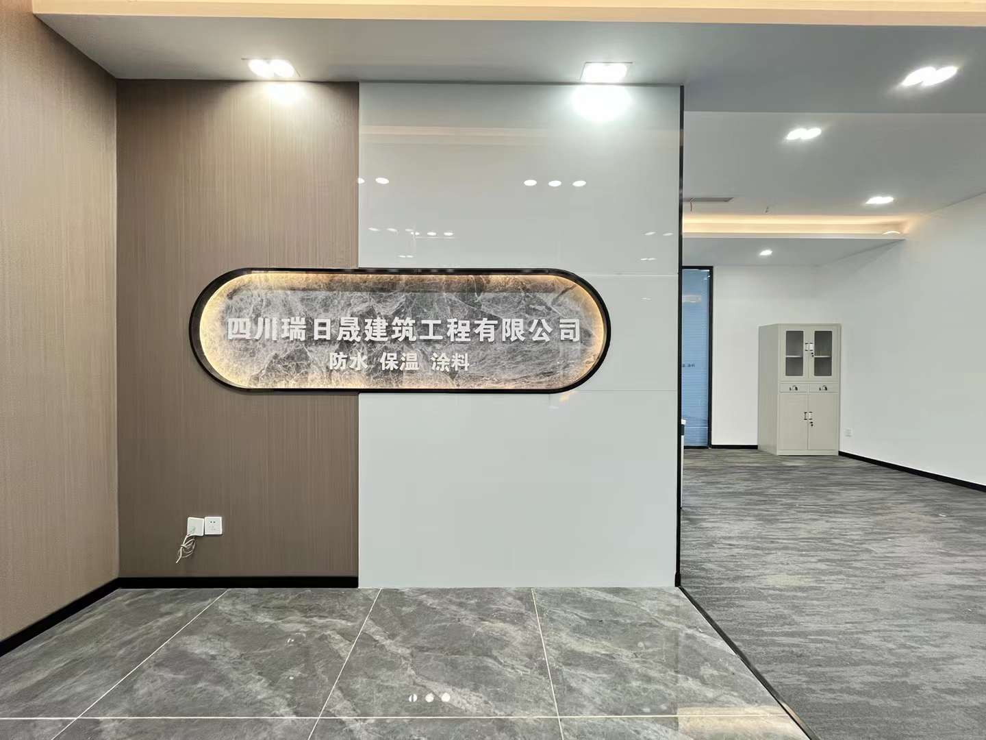 锦江区甲级精选小户型 108平 2隔间8工位 利用率高 近地铁 高区视野巴适 精装带家具 绿地468锦峰写字楼出租
