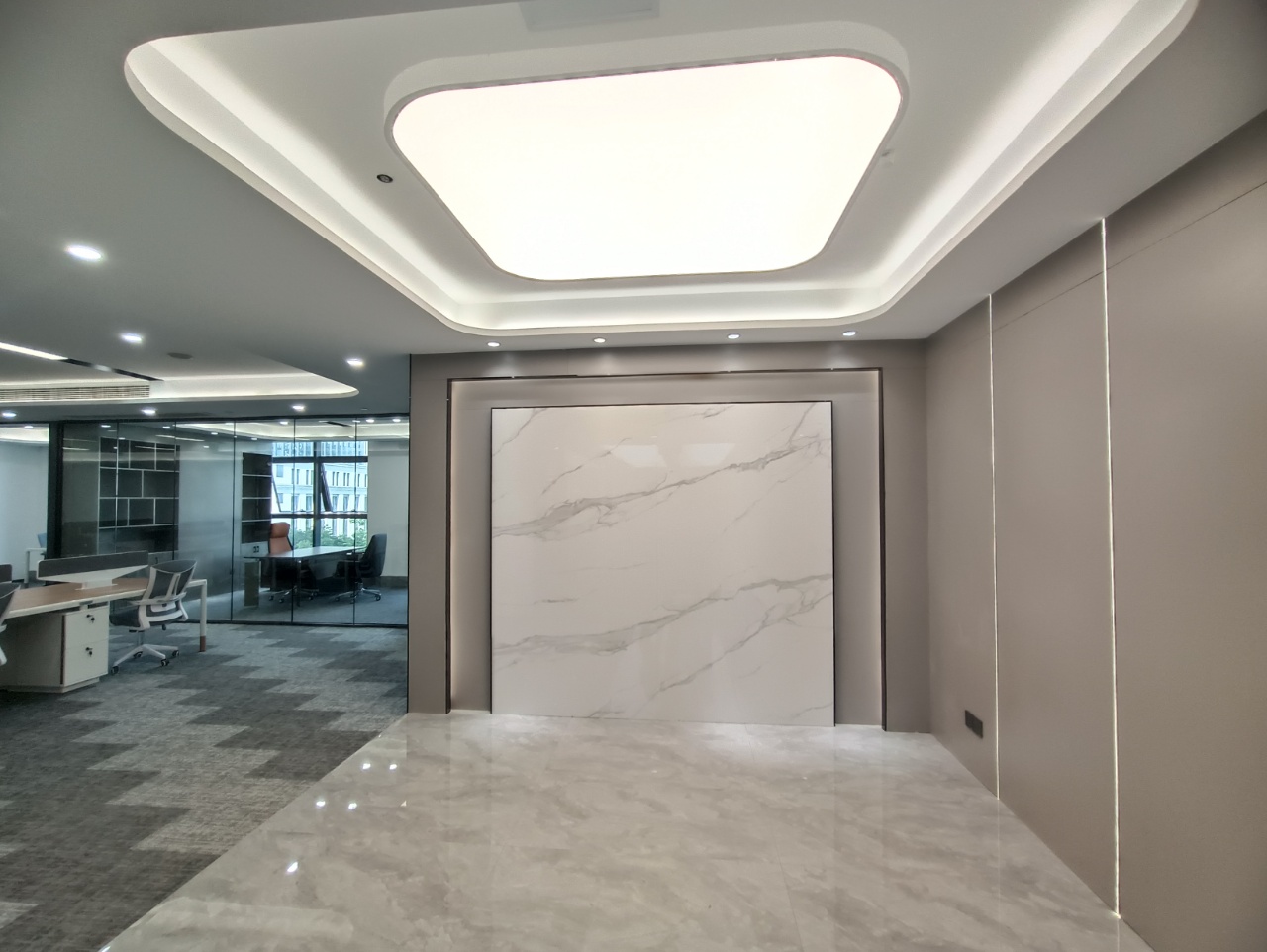 泰合国际金融中心4隔间60工位艺术装修带家具低公摊无加时费近地铁超甲级写字楼采光通透双开玻璃门电梯口