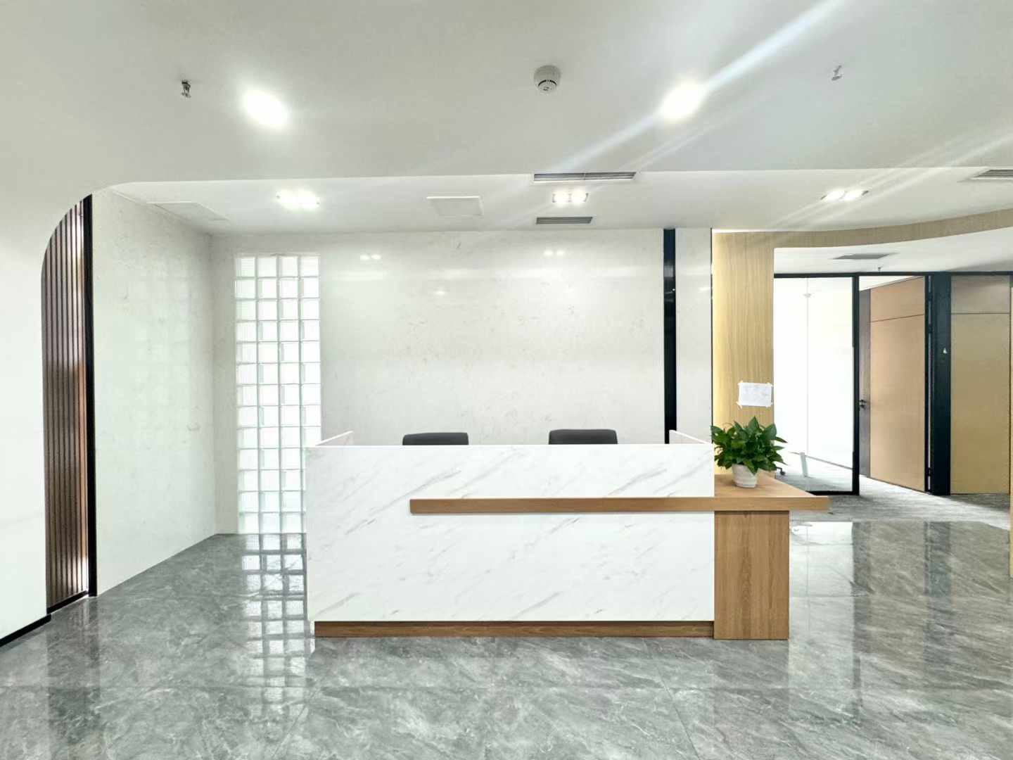 新川版块广都办公室出租 332平方 5隔间24工位 报价含税天目中心 博雅城市广场|高新区写字楼|高新区办公室|租小团