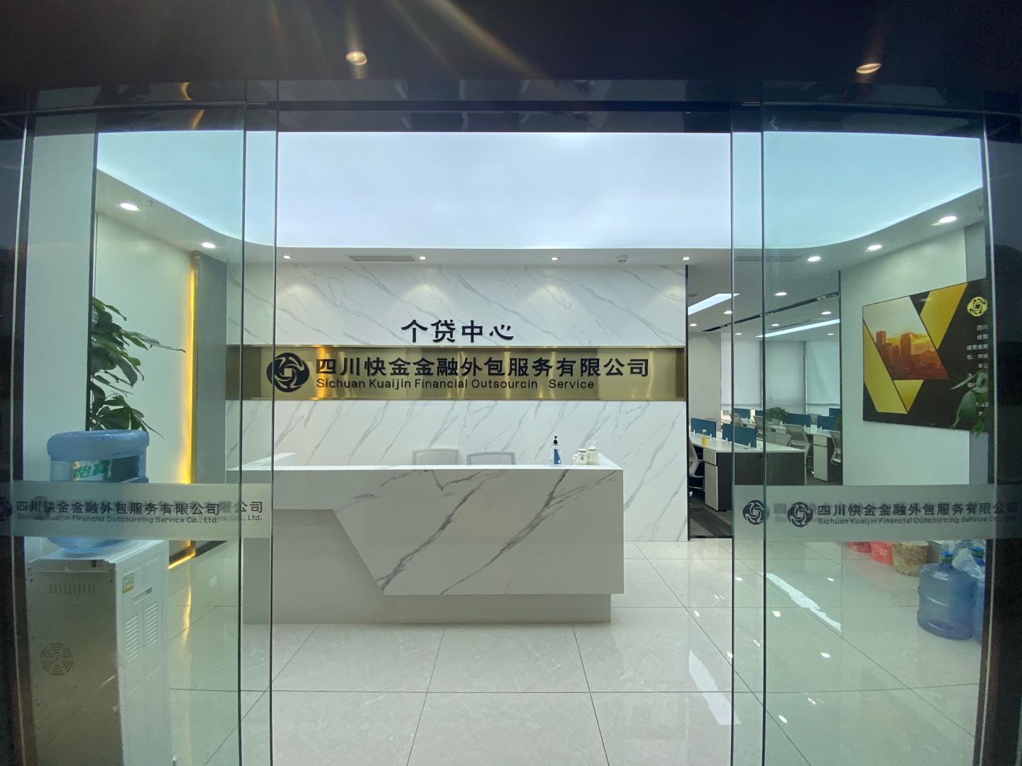 含物业 成华区双店路地铁口奥园国际中心精装办公室 带家具,户型方正，采光非常好，楼盘品质高。