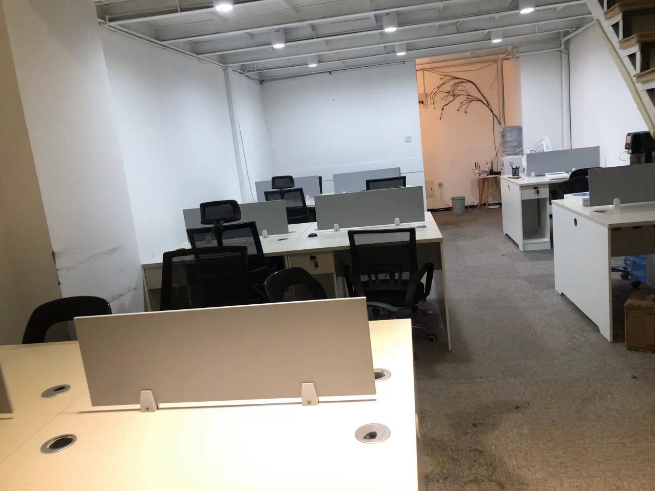 美年广场2隔间16工位艺术装修带家具低公摊无加时费近地铁高品质写字楼采光通透双开玻璃门