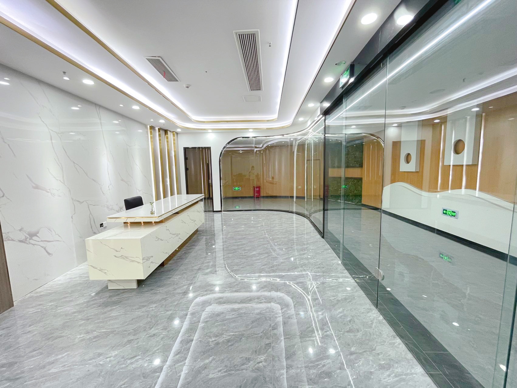 高新区世纪城新会展中心422平办公室精装带家具 采光通透 户型方正 大会议室