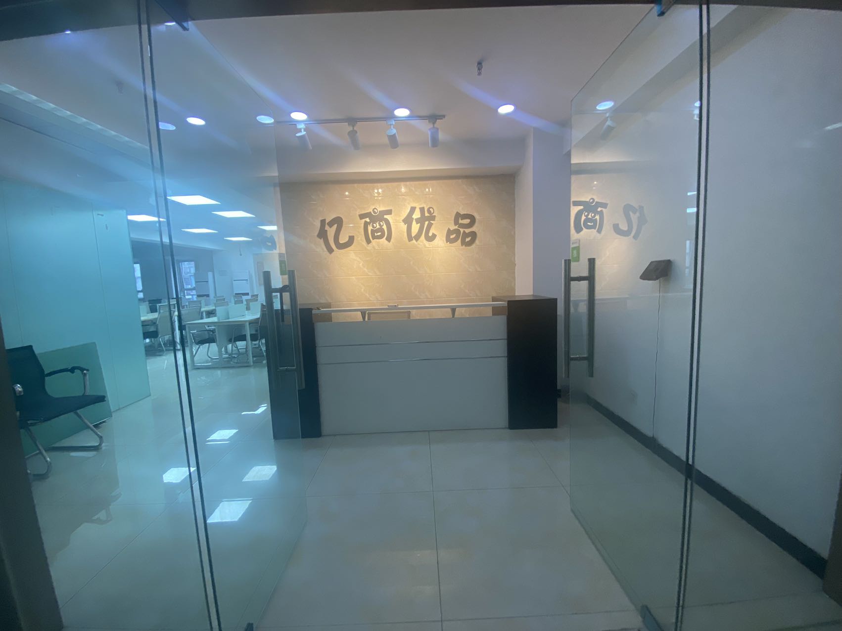 成华驷马桥融锦城4隔间70工位特价艺术精装高区采光无中介费
