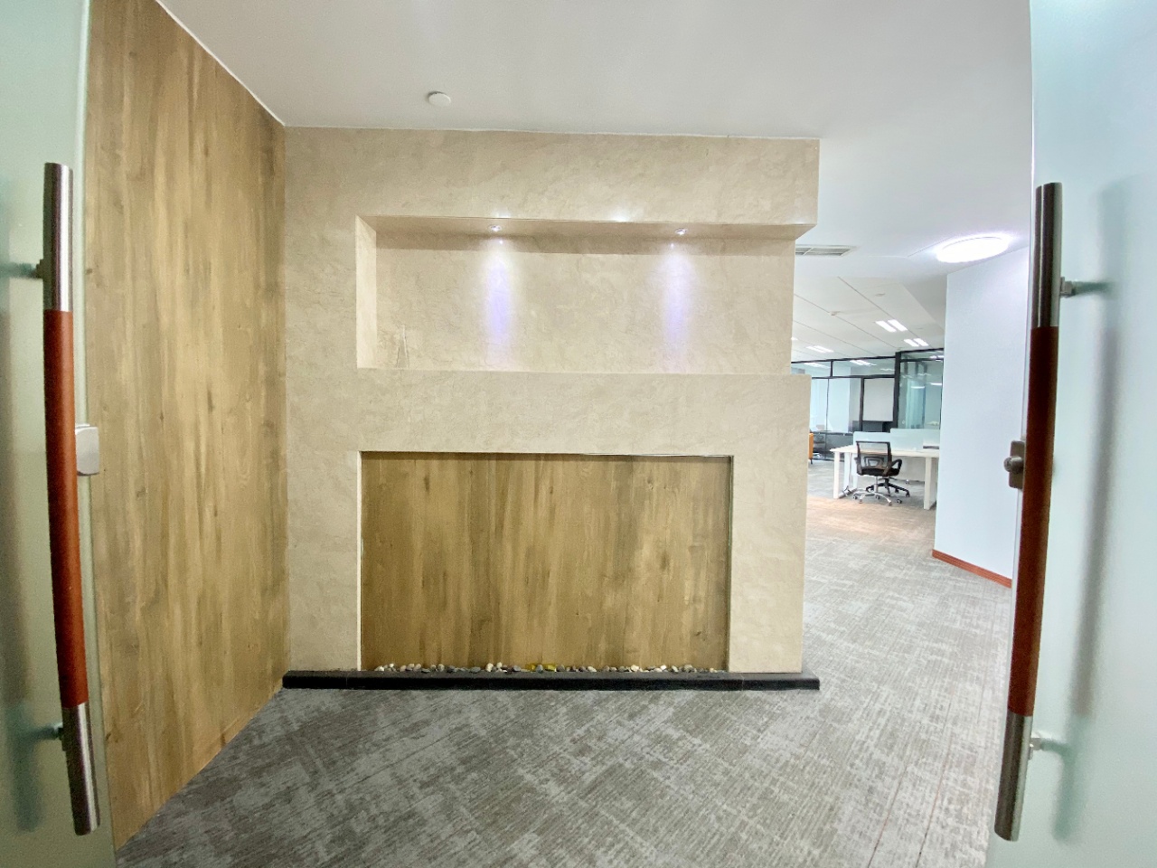 希顿国际广场2隔间12工位艺术装修带家具低公摊无加时费近地铁高品质写字楼采光通透双开玻璃门商圈成熟
