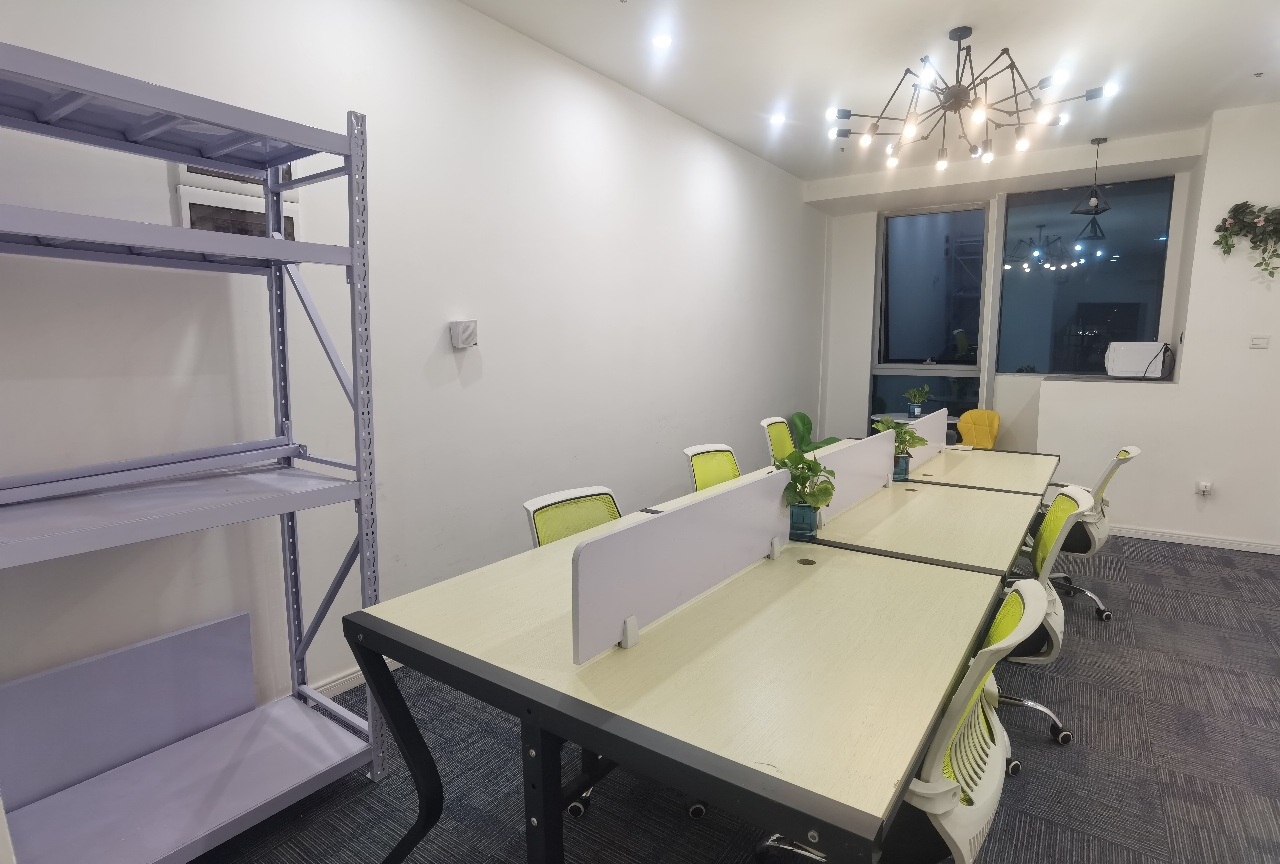 创业首选 高新区世纪城地铁口雄川金融中心精装小面积办公室  户型方正 采光很好