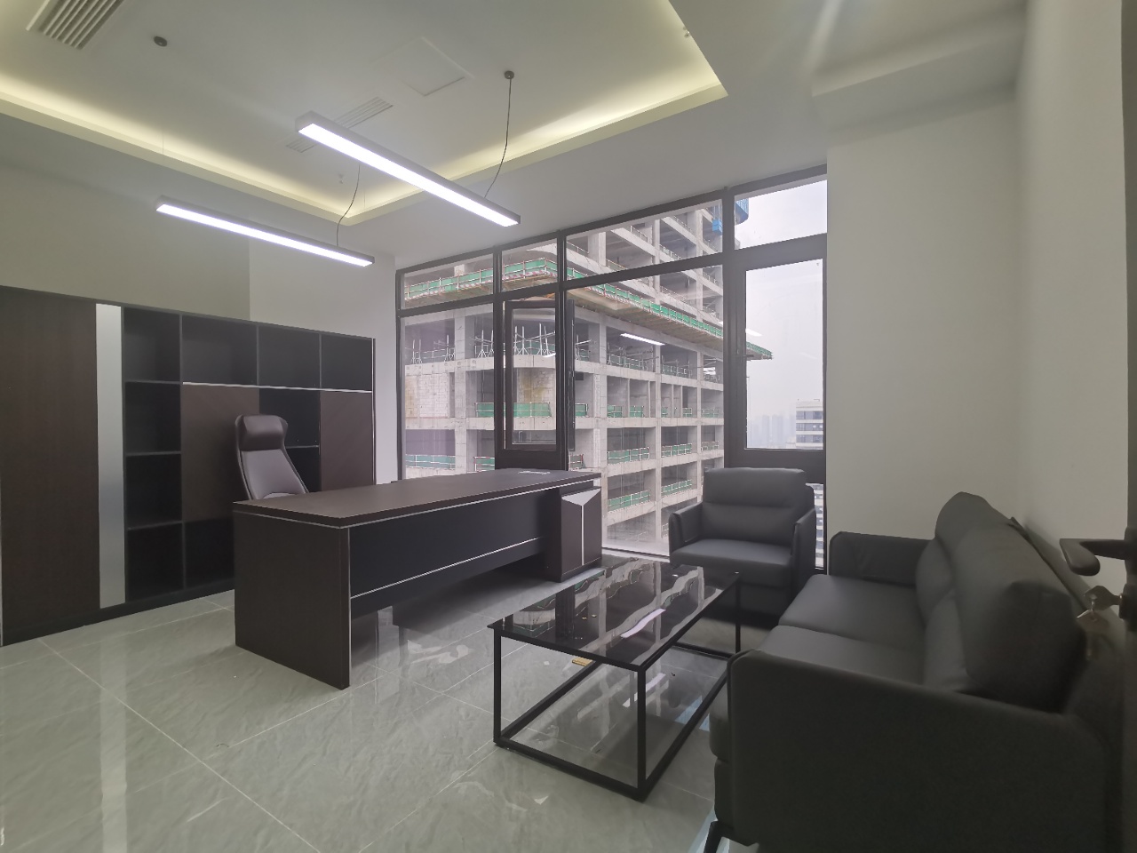 成华区十里店龙光世纪写字楼出租57平1隔间8工位地铁口精装带家具地铁口现房