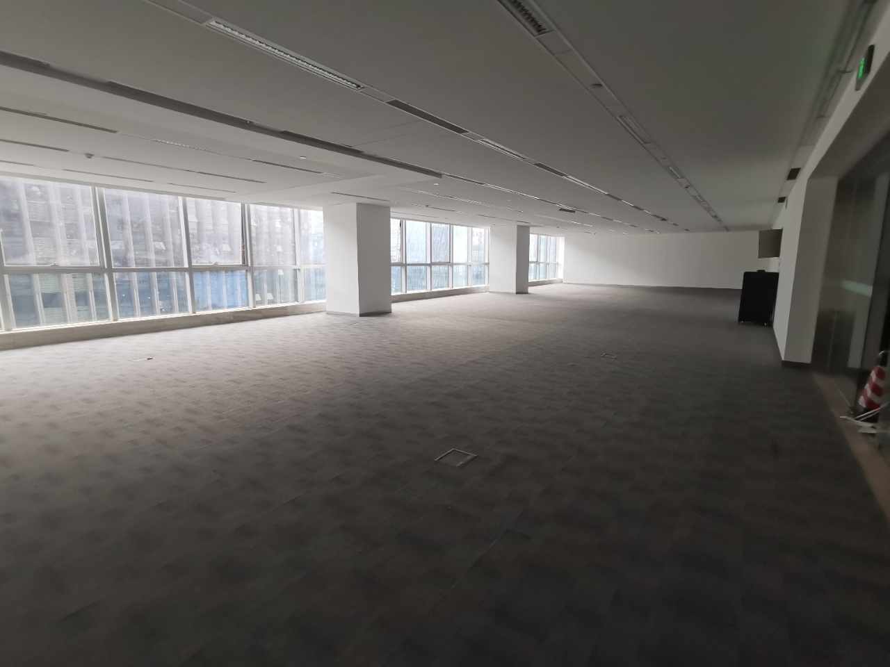 希顿国际广场2200平米 部分装修，都有天地墙，添加隔断工位即可入驻